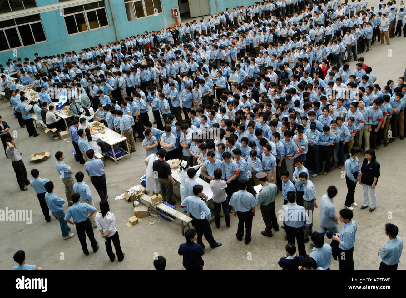 Governativa di vaccinazione di massa contro la meningite in una fabbrica, Cina Foto Stock