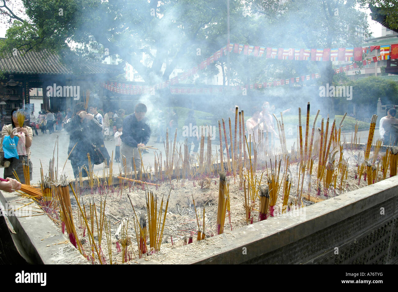 Incenso stick offerte in un tempio buddhistic in Guanzhou, Cina Foto Stock