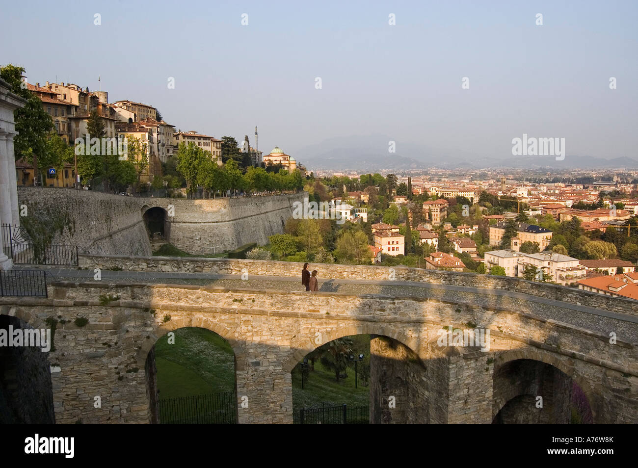 La parte vecchia della città con vista sulla città di Bergamo, Lombardia, Italia Foto Stock