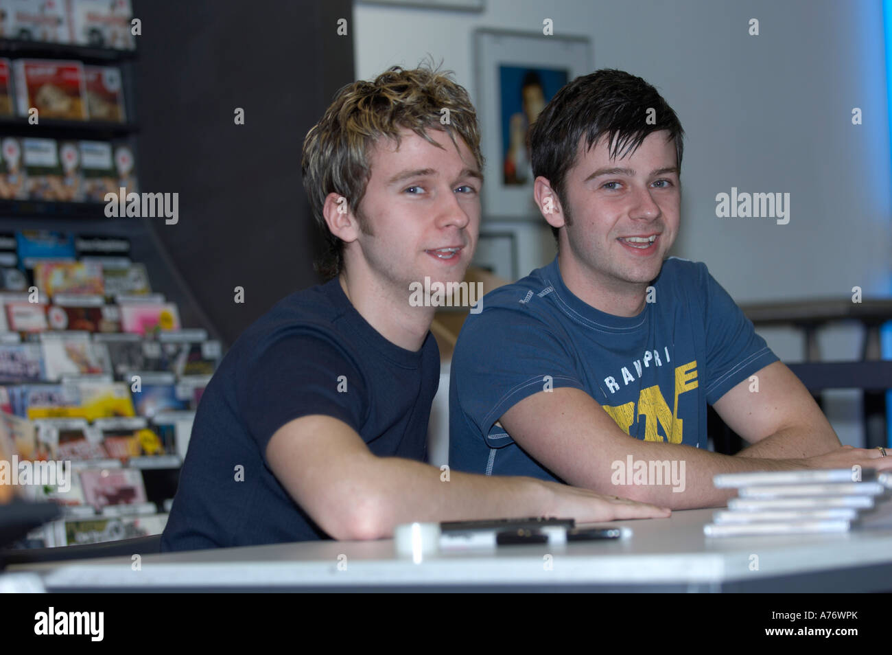 Brian e Craig MacDonald, il McDonald fratelli stelle del fattore X 2006 A HMV Edinburgh Foto Stock