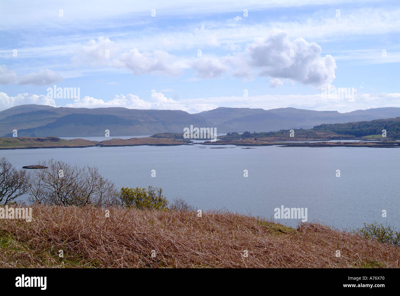 Visualizzare una croce loch Tuath con isola di ulva suono di ulva aoineadh mor in distanza Isle of Mull Ebridi Interne Travel Scozia ho Foto Stock