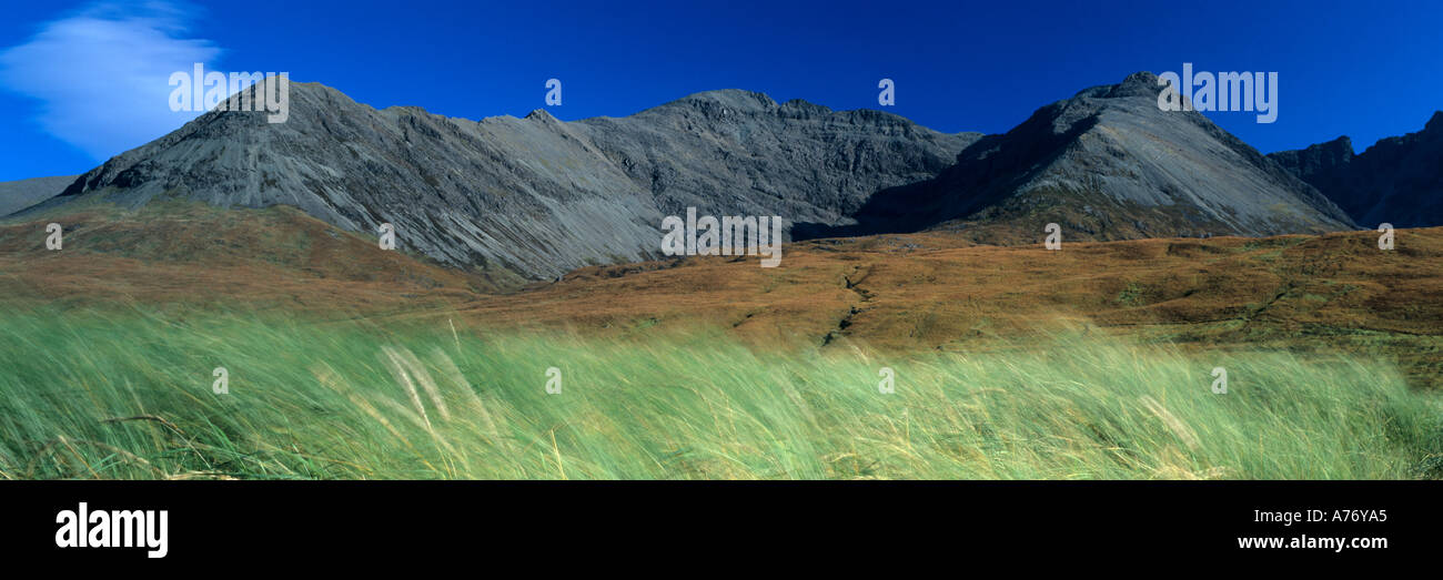 Il Black Cuillins e soffiata dal vento erba vicino a Glen fragile Isola di Skye in Scozia Foto Stock