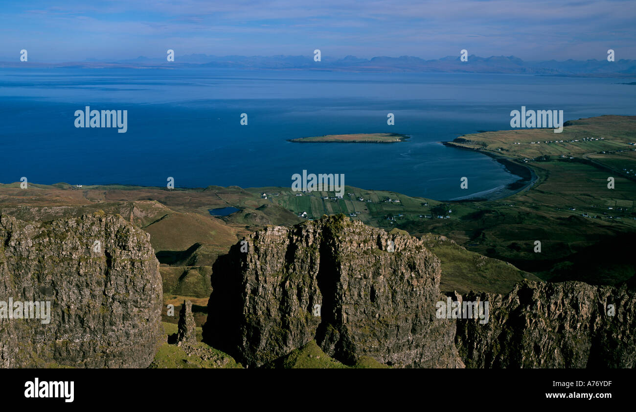 Una veduta aerea di Quirang sulla penisola di Trotternish con Staffin Bay e Staffin Isola Isola di Skye Foto Stock