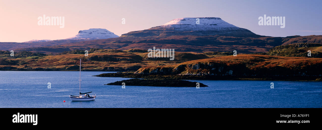Neve e rabboccato Macleods tabelle da Loch Dunvegan Isola di Skye Foto Stock