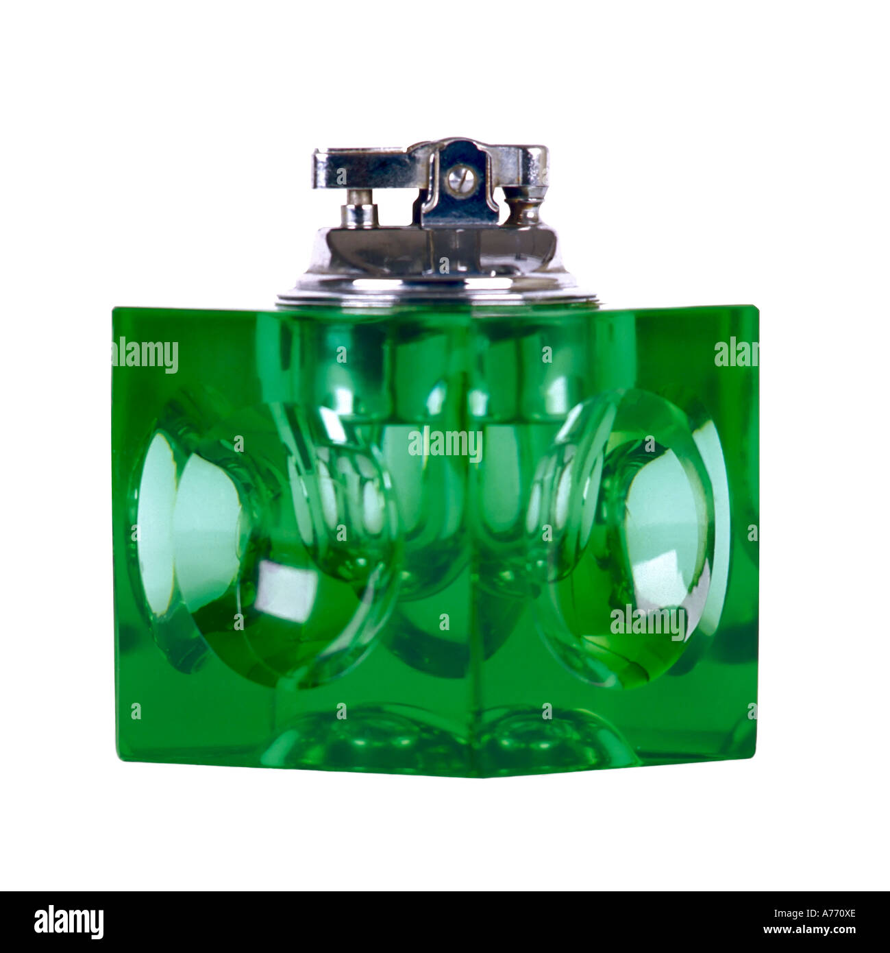 Retrò vetro verde anni sessanta anni settanta accendisigari su un puro sfondo bianco. Foto Stock