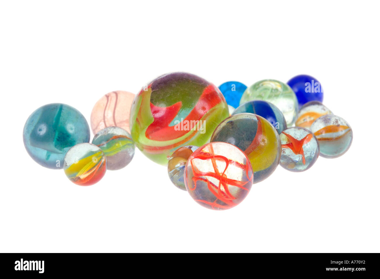 Raccolta di diverse dimensioni in vetro colorato marmi su un puro sfondo bianco. Foto Stock