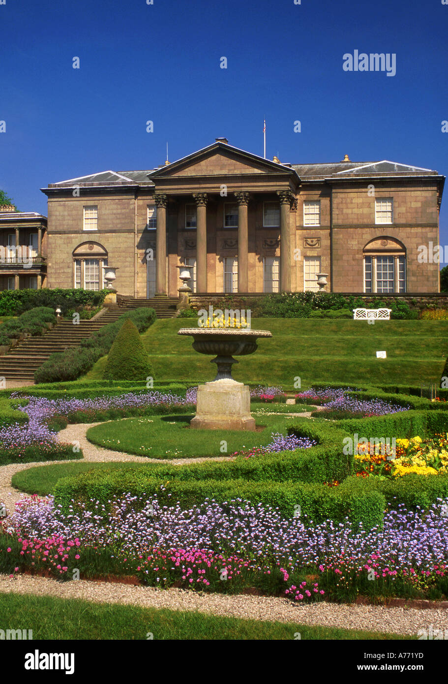 Il giardino italiano in primavera, Tatton Hall, Tatton Park, vicino a Knutsford, Cheshire, Inghilterra, Regno Unito Foto Stock
