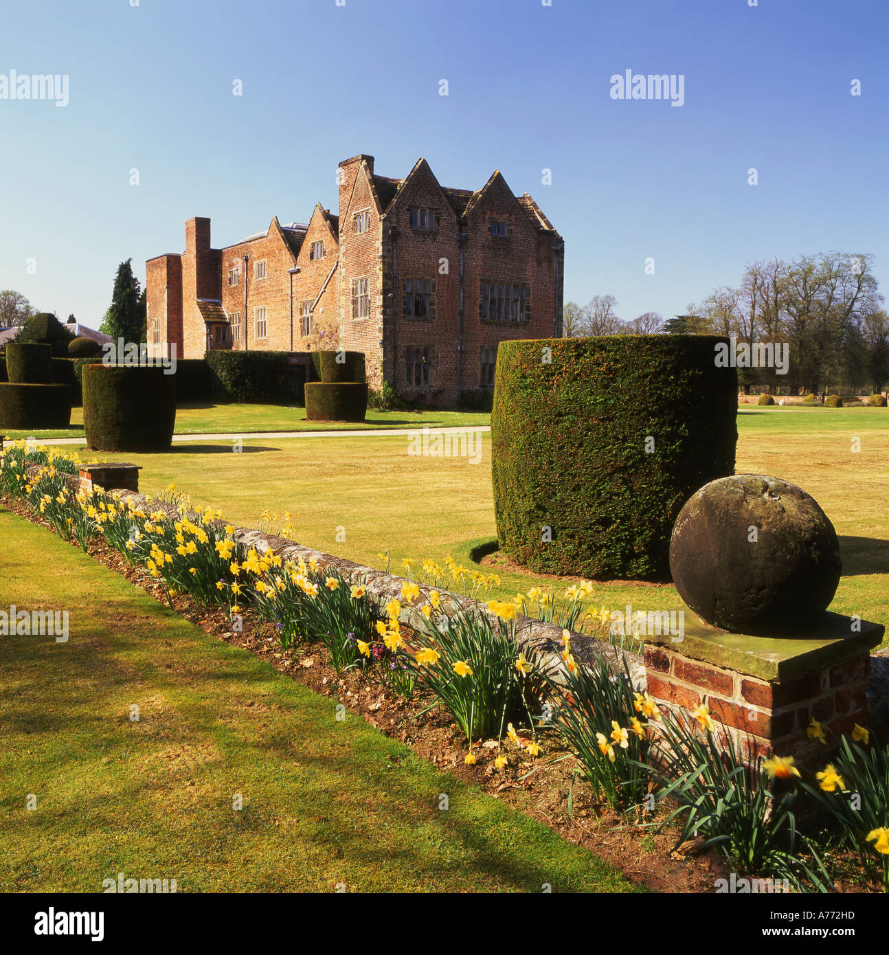 Peover Hall in primavera, Over Peover, vicino a Knutsford, Cheshire, Inghilterra, Regno Unito Foto Stock