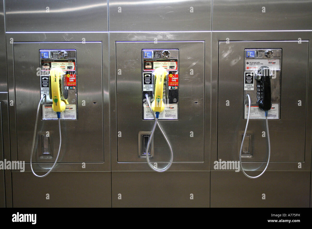 Tre telefoni pubblici all'interno di un edificio. Manhattan, New York City, Stati Uniti d'America Foto Stock