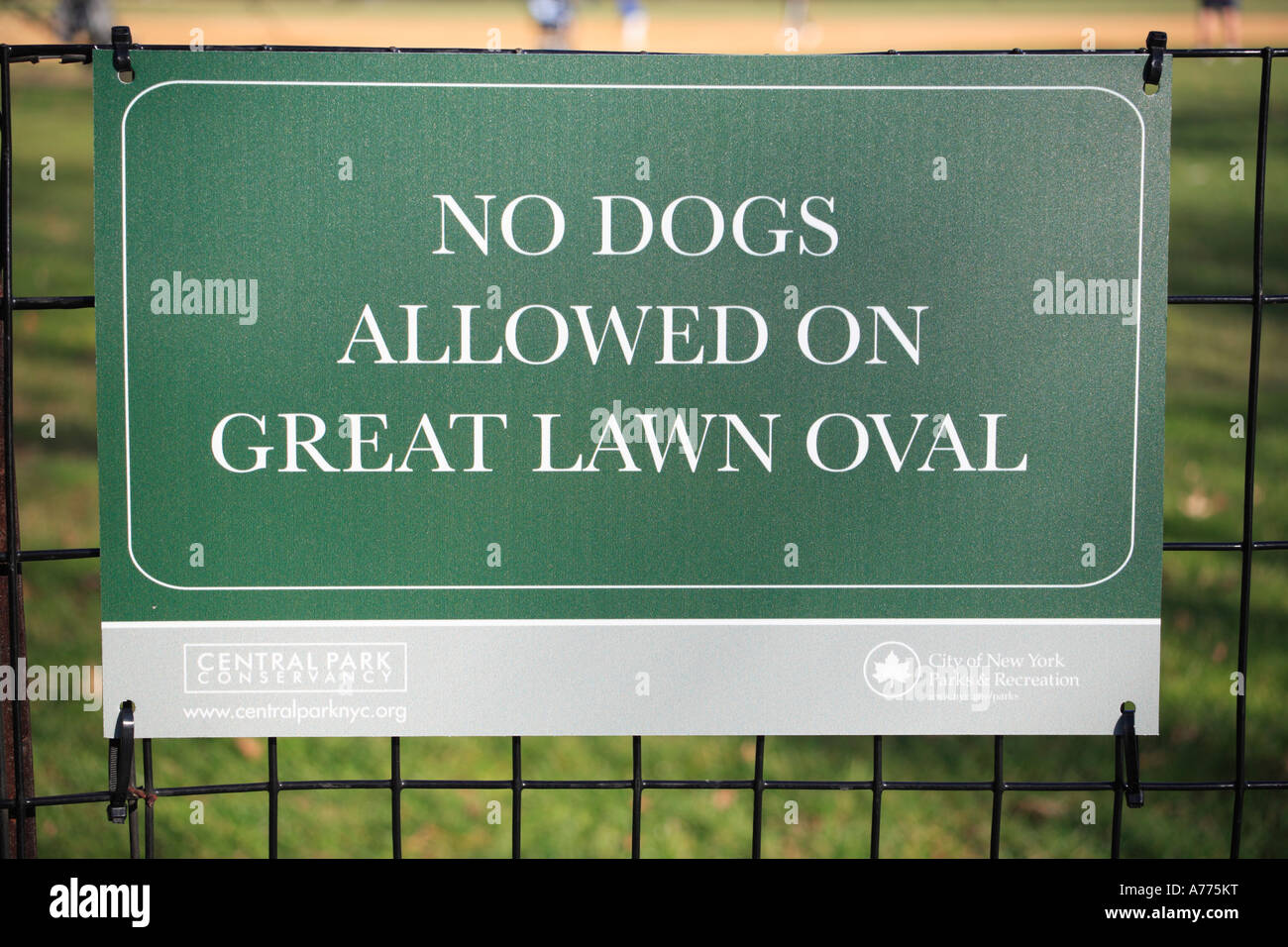 Di orientamento per i cani non ammessi sul grande prato ovale in central park. Manhattan, New York City, Stati Uniti d'America Foto Stock