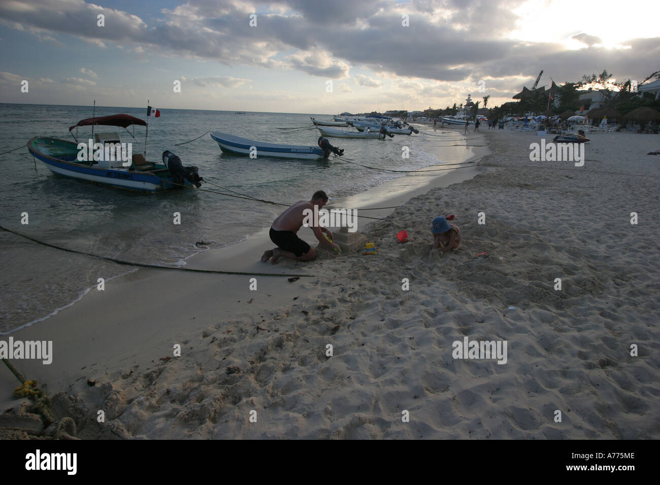 Un uomo e sua figlia costruire castelli di sabbia sulla spiaggia a Playa del Carmen Quintana Roo MEXICO Foto Stock