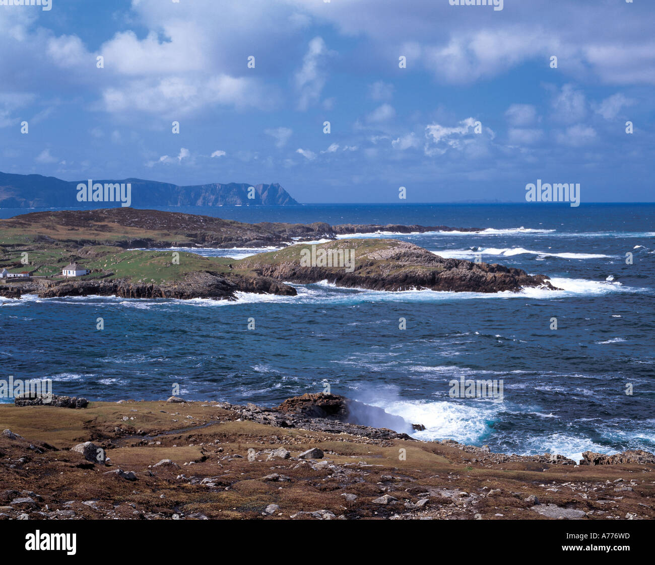 Atalntic onde si infrangono su Irlanda costa rocciosa Foto Stock