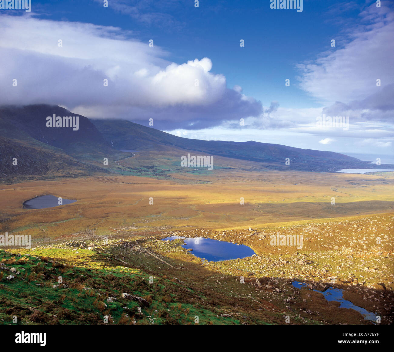 Tranquillo paesaggio di laghi e irlandesi la seconda montagna più alta, il monte brandon, la bellezza della natura, Foto Stock