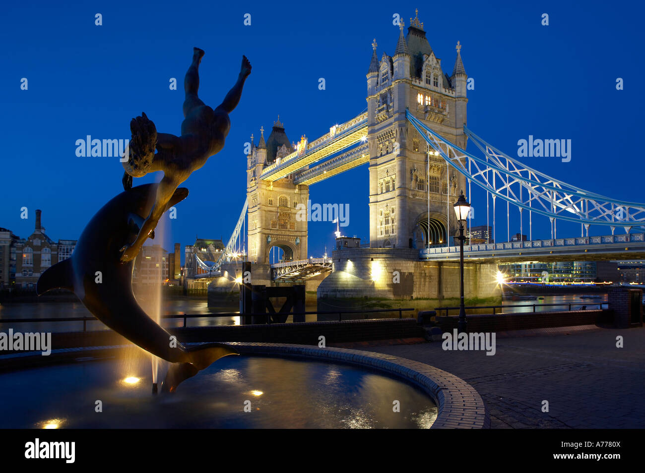 Il Tower Bridge sul fiume Tamigi di notte Londra Inghilterra NR Foto Stock
