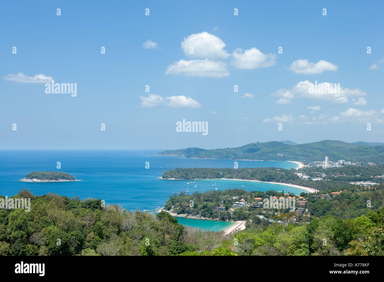 Vista su Katanoi, Kata e Karon spiagge dal punto di vista di Kata, Phuket, Tailandia Foto Stock