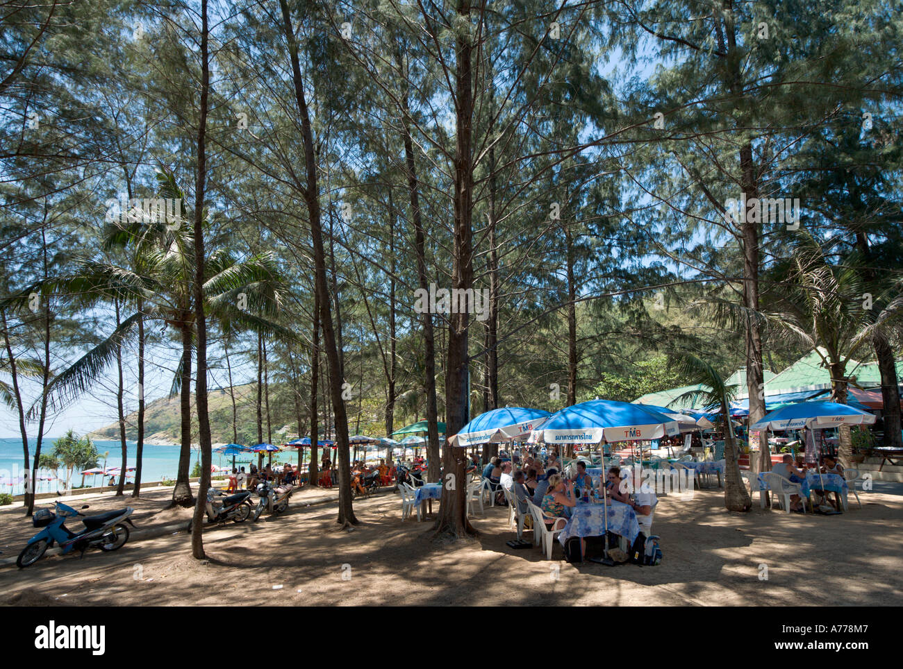 Il ristorante sul fronte spiaggia, Nai Harn, Phuket, Tailandia Foto Stock