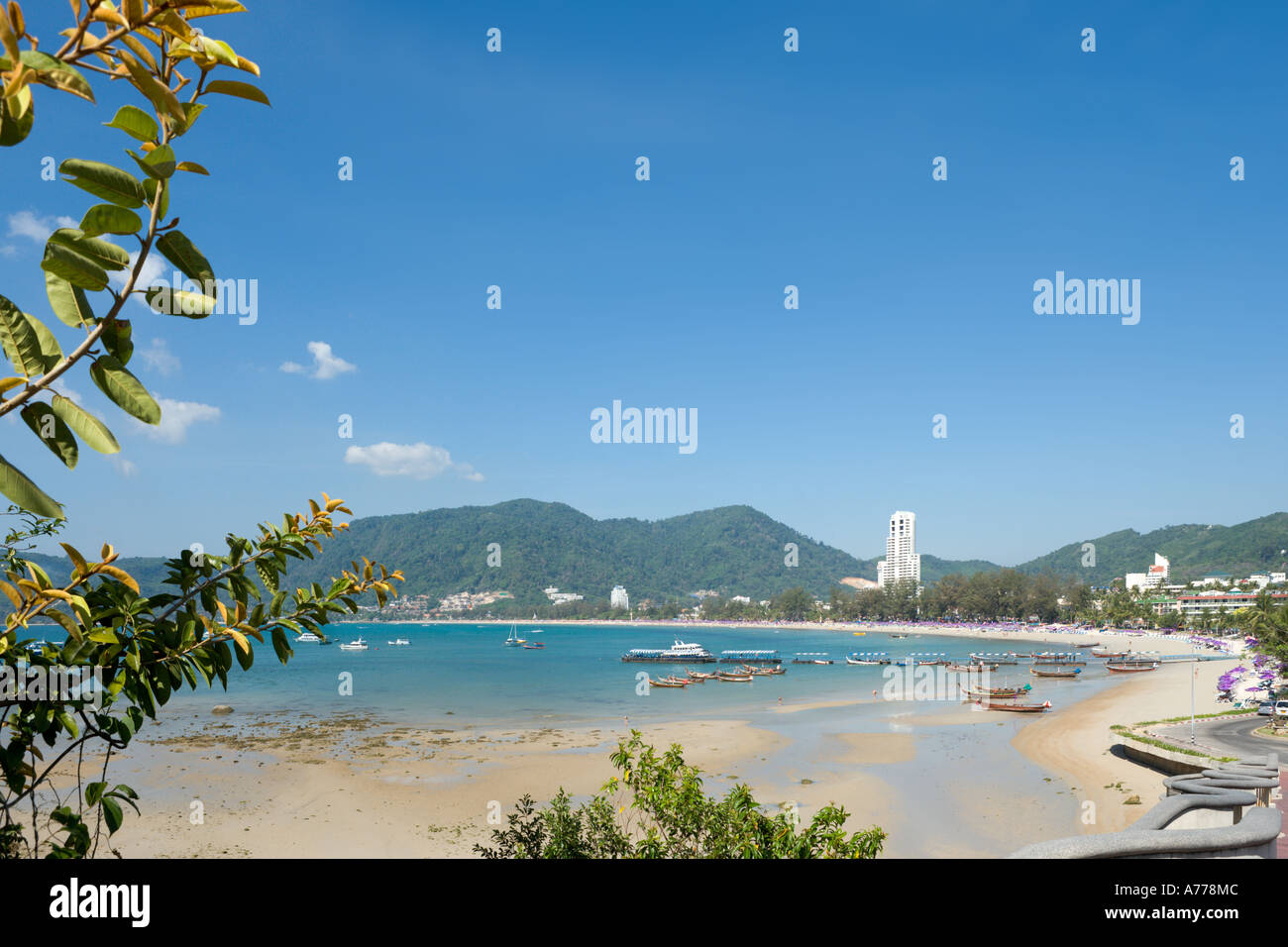 Vista su Patong Beach, Phuket, Tailandia Foto Stock