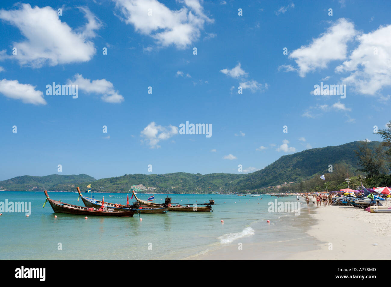 Gite in barca sulla spiaggia di Patong, Phuket, Tailandia Foto Stock