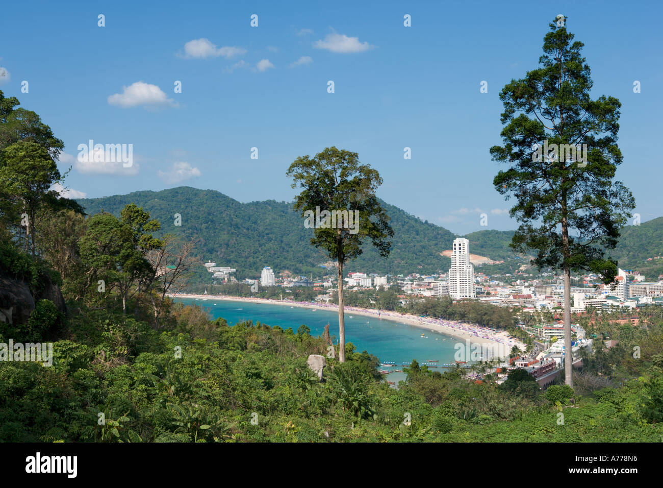 Vista su Patong Beach, Phuket, Tailandia Foto Stock