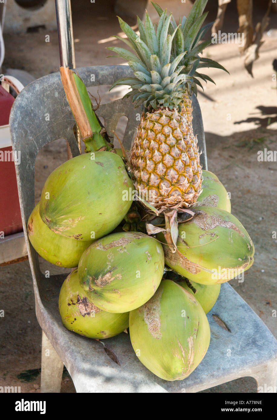 Noci di cocco e ananas visualizzati in corrispondenza di un bordo strada ristorante, Rawai Beach, Phuket, Tailandia Foto Stock