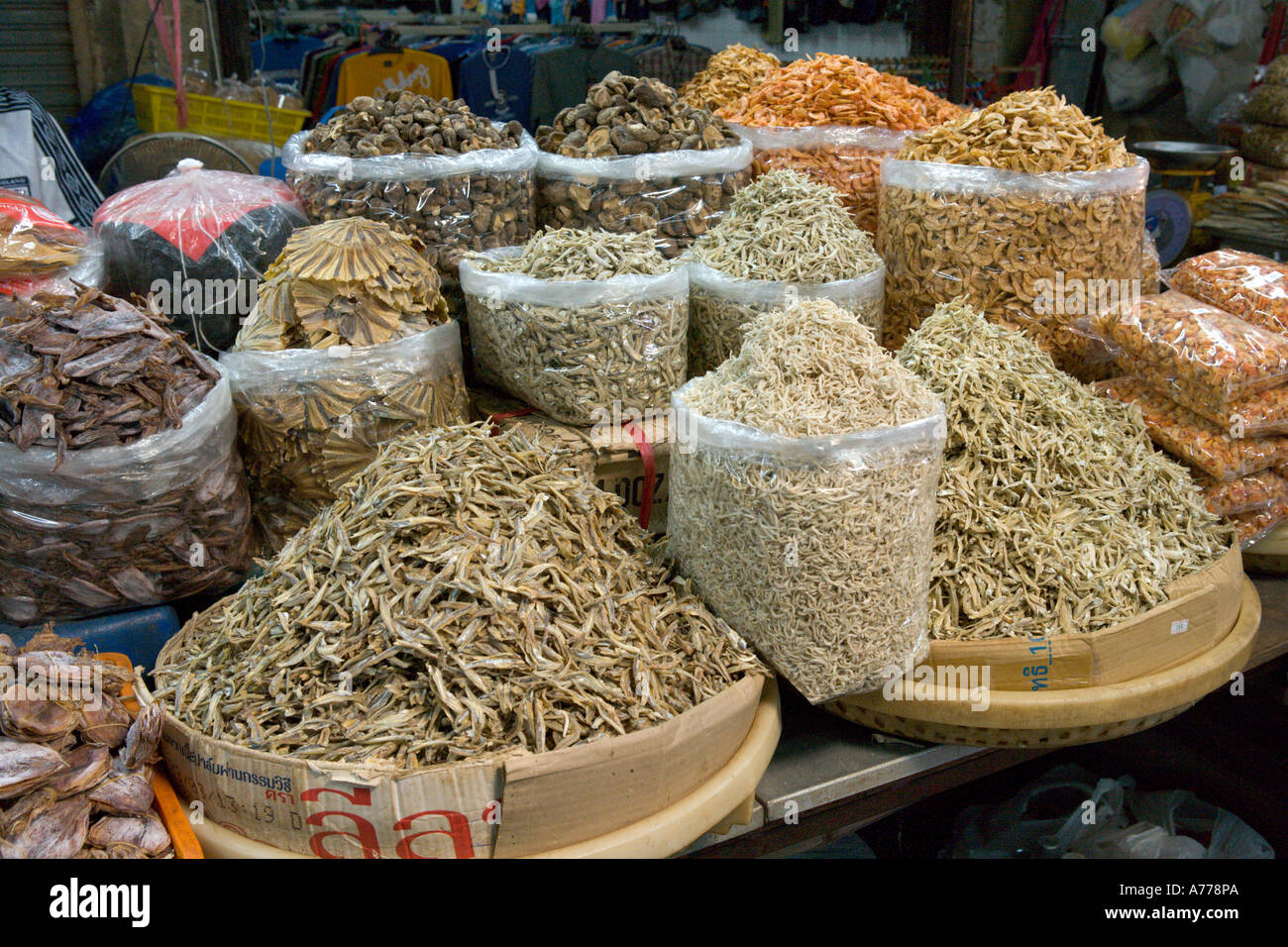 Pressione di stallo di mercato nel mercato del pesce la vendita di pesce essiccati, Phuket Town, Phuket, Tailandia Foto Stock