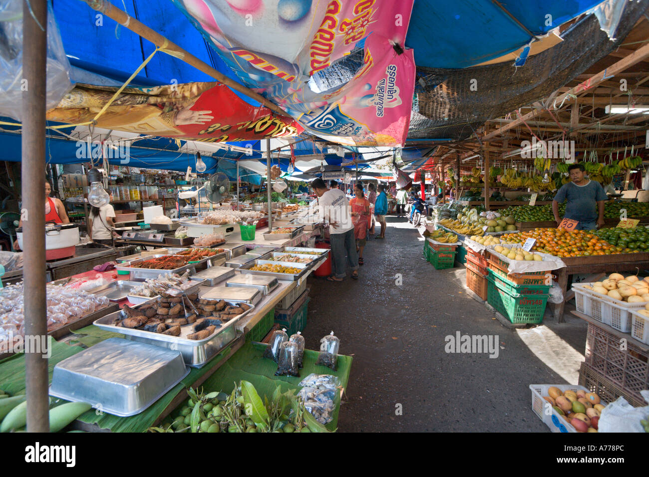 Delle bancarelle che vendono la verdura in Phuket Citta Vecchia, Phuket, Tailandia Foto Stock