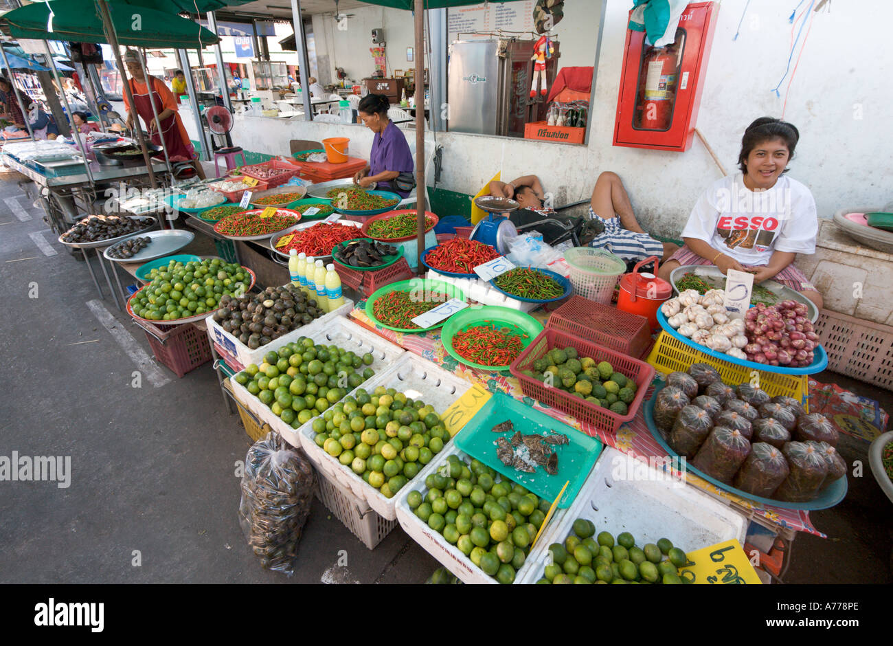 Le bancarelle del mercato nel mercato ortofrutticolo, Phuket Town, Phuket, Tailandia Foto Stock