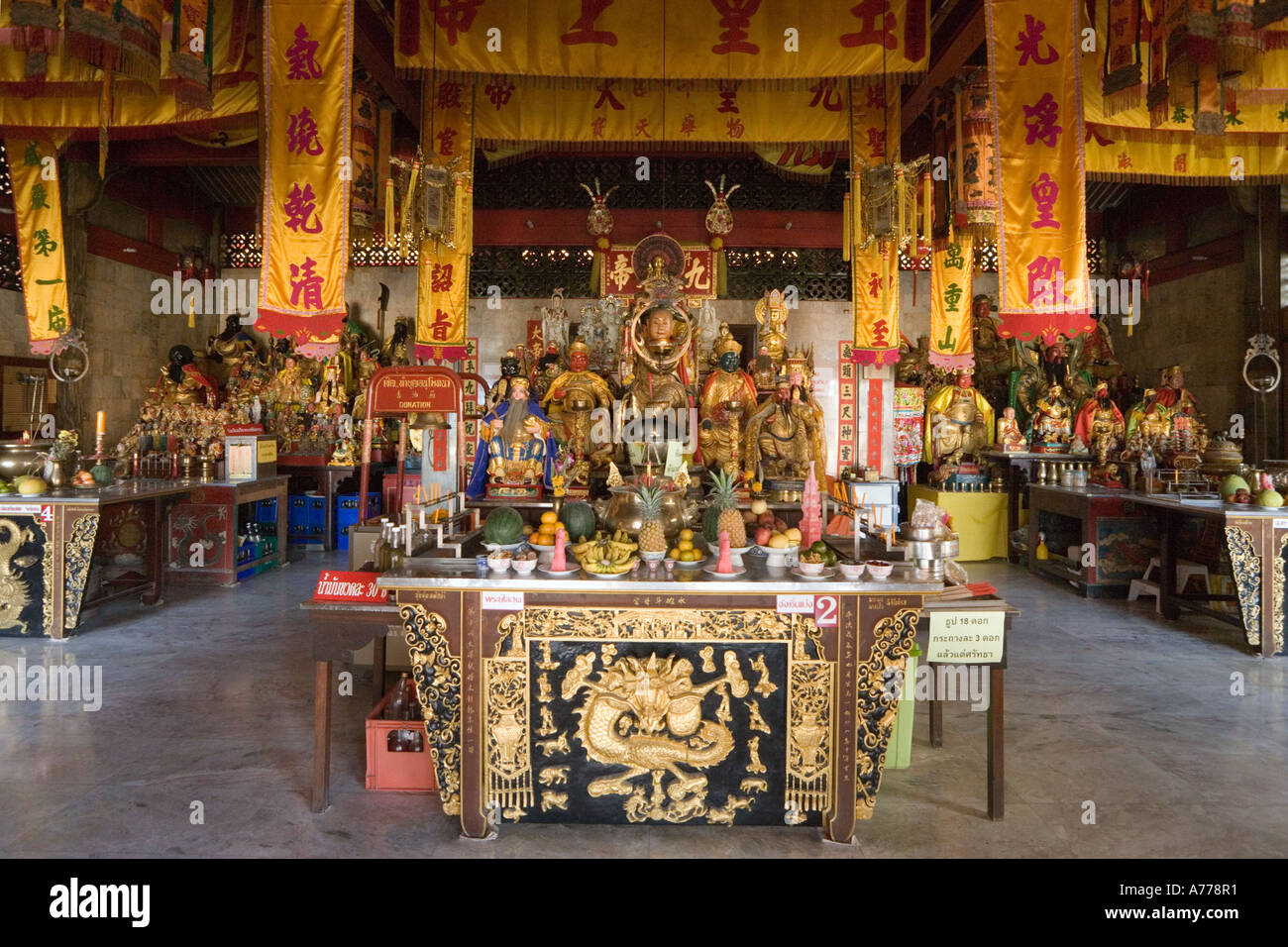 Interno del tempio Cinese, Phuket Town, Phuket, Tailandia Foto Stock