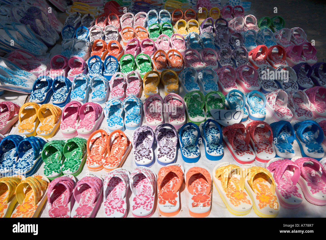 Le scarpe per la vendita, Wat Chalong tempio buddista, Phuket, Tailandia Foto Stock