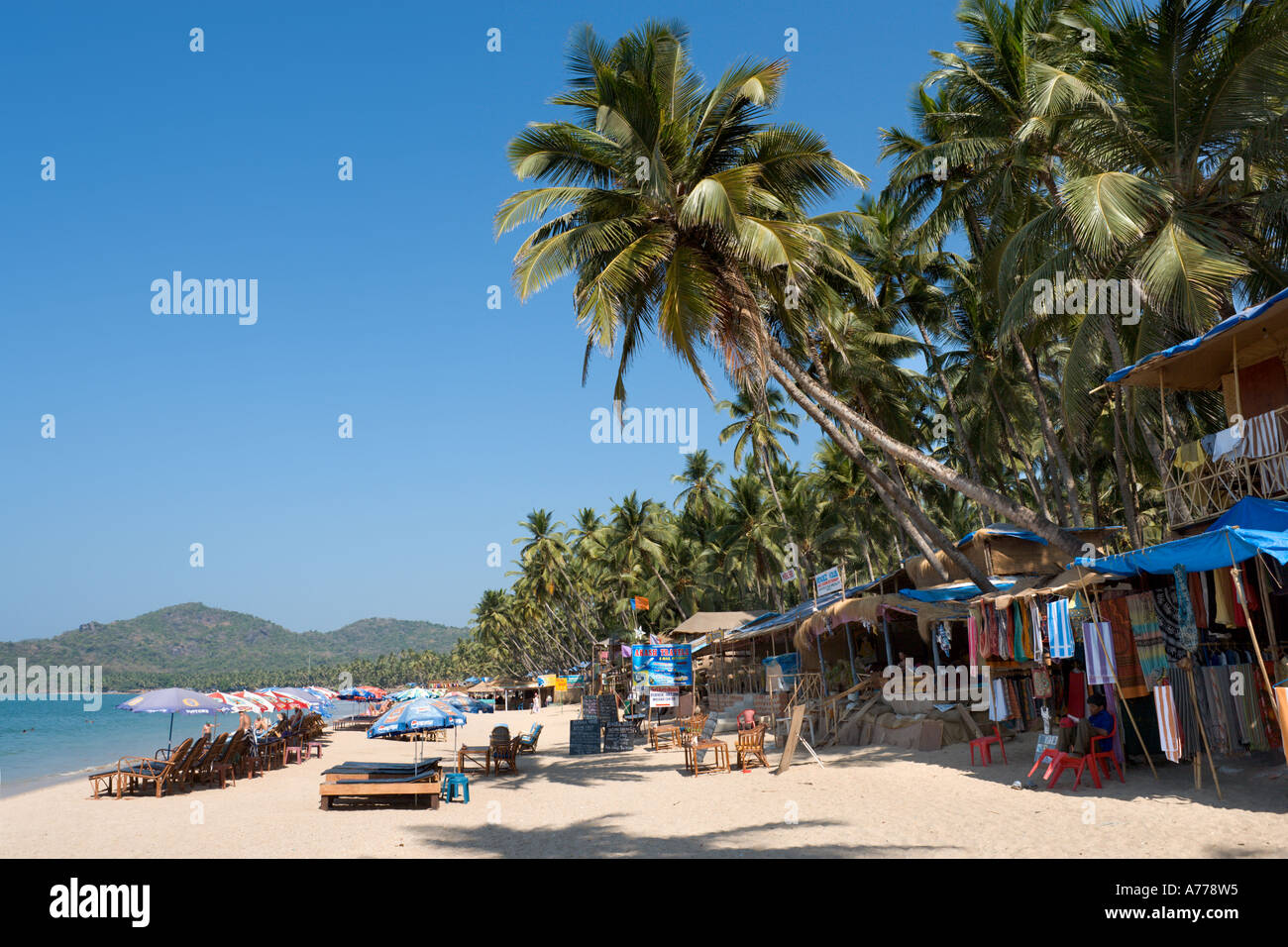 Bancarelle lungo la spiaggia di Palolem, a sud di Goa, India Foto Stock