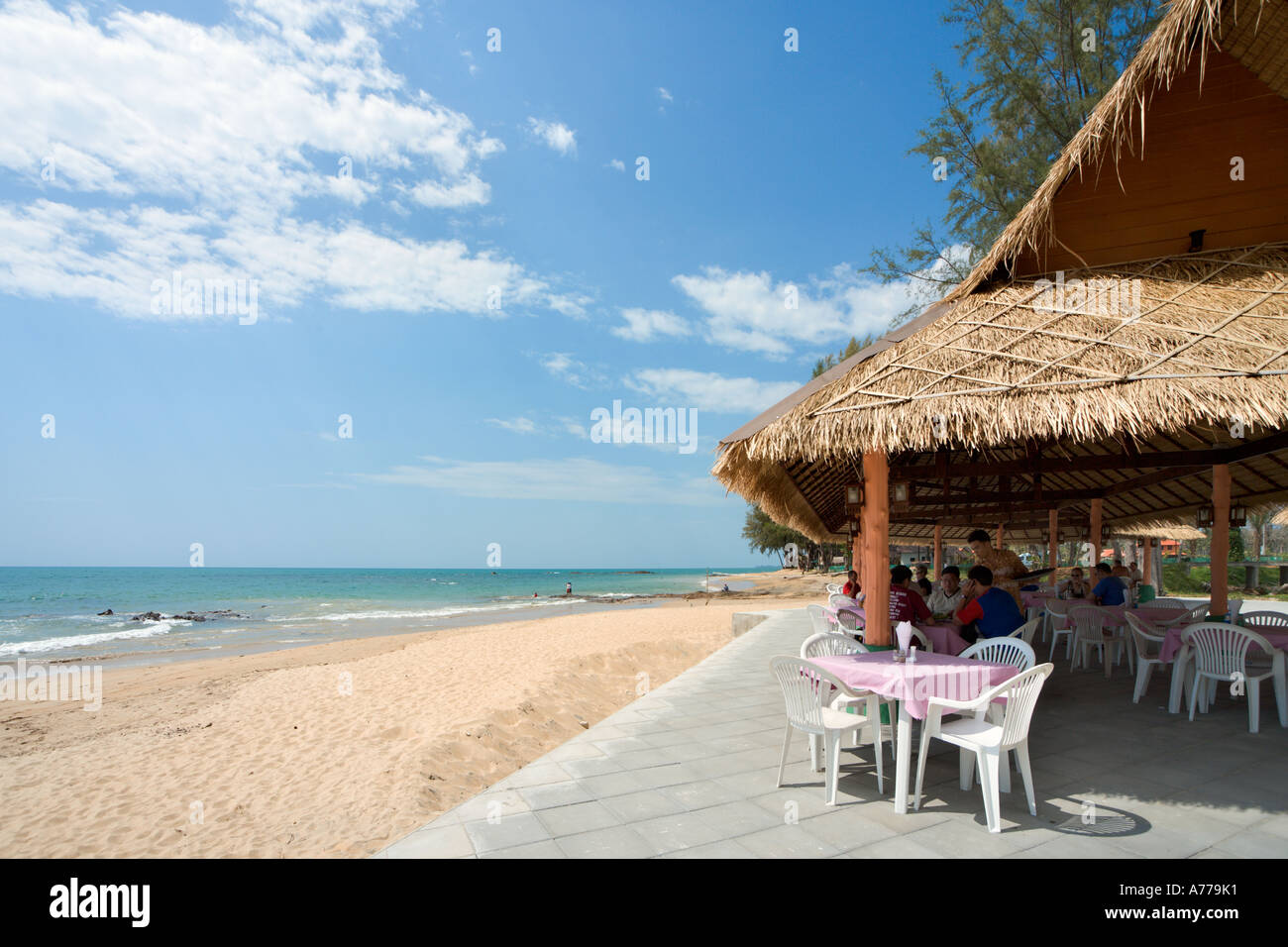 Il ristorante sul fronte spiaggia, Nang Thong Beach, Khao Lak, Phang Nga, Thailandia Foto Stock