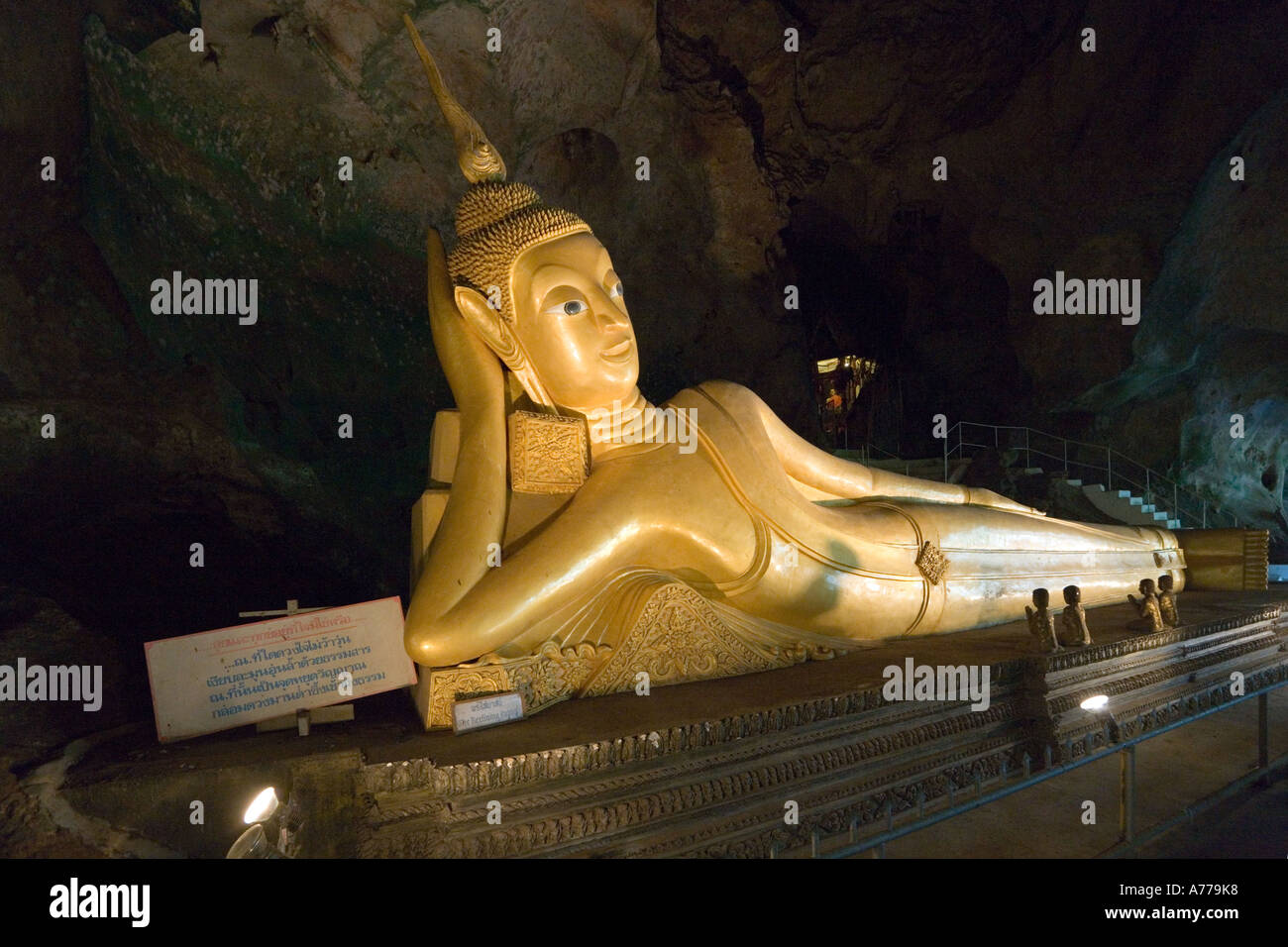 Buddha reclinato, scimmia tempio nella grotta (Wat Tam), Phang Nga, Thailandia Foto Stock