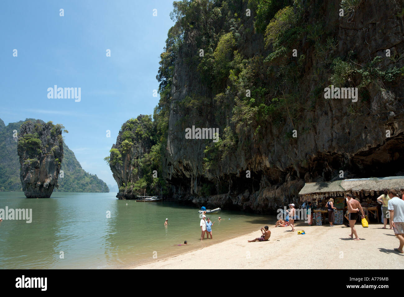 La spiaggia e il promontorio roccioso di Ko Tapu sull isola di James Bond, Ao Phang Nga National Park, Phang Nga, Thailandia Foto Stock