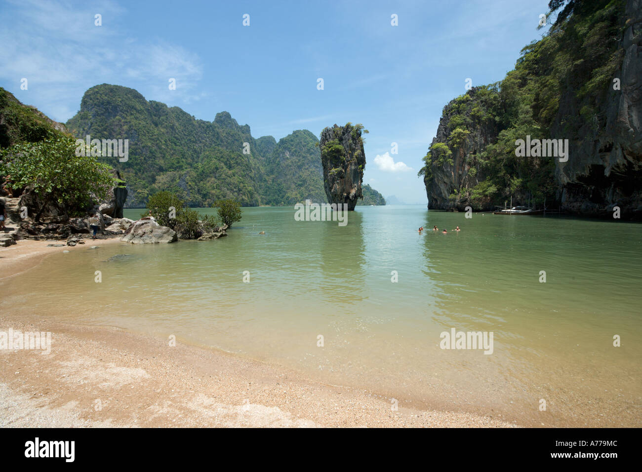 La spiaggia e il promontorio roccioso di Ko Tapu sull isola di James Bond, Ao Phang Nga National Park, Phang Nga, Thailandia Foto Stock