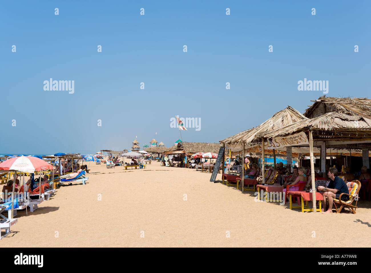 Capanna sulla spiaggia di Candolim, Goa nord, Goa, India Foto Stock