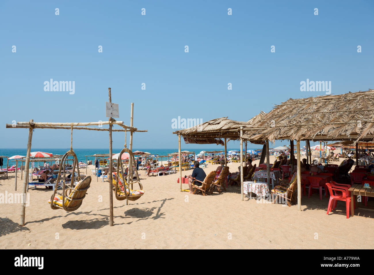 Capanna sulla spiaggia (spiaggia locale bar) sulla spiaggia di Candolim, Goa nord, Goa, India Foto Stock