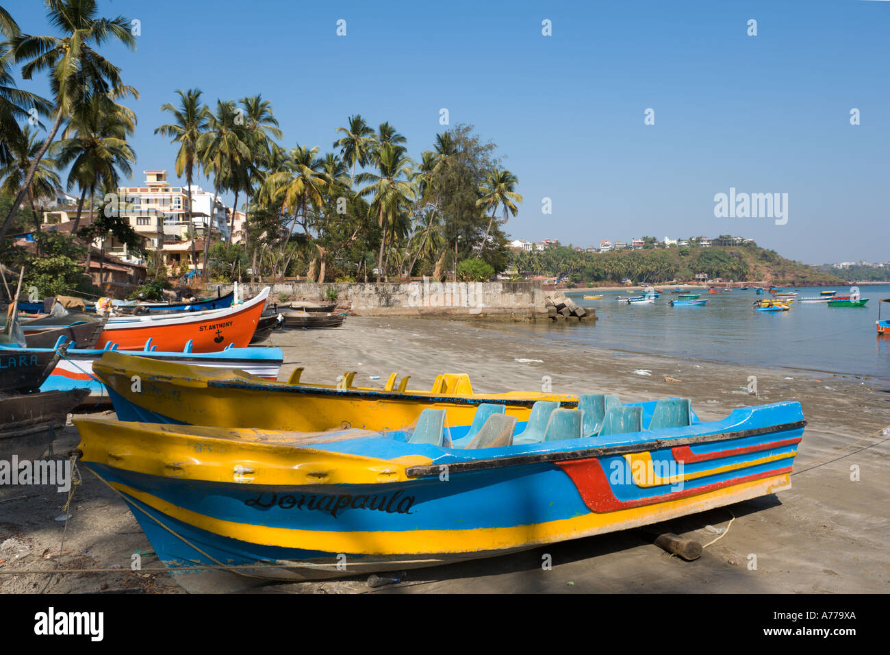 Barche di pescatori locali sulla spiaggia presso il Dona Paula, Central Goa, Goa, India Foto Stock