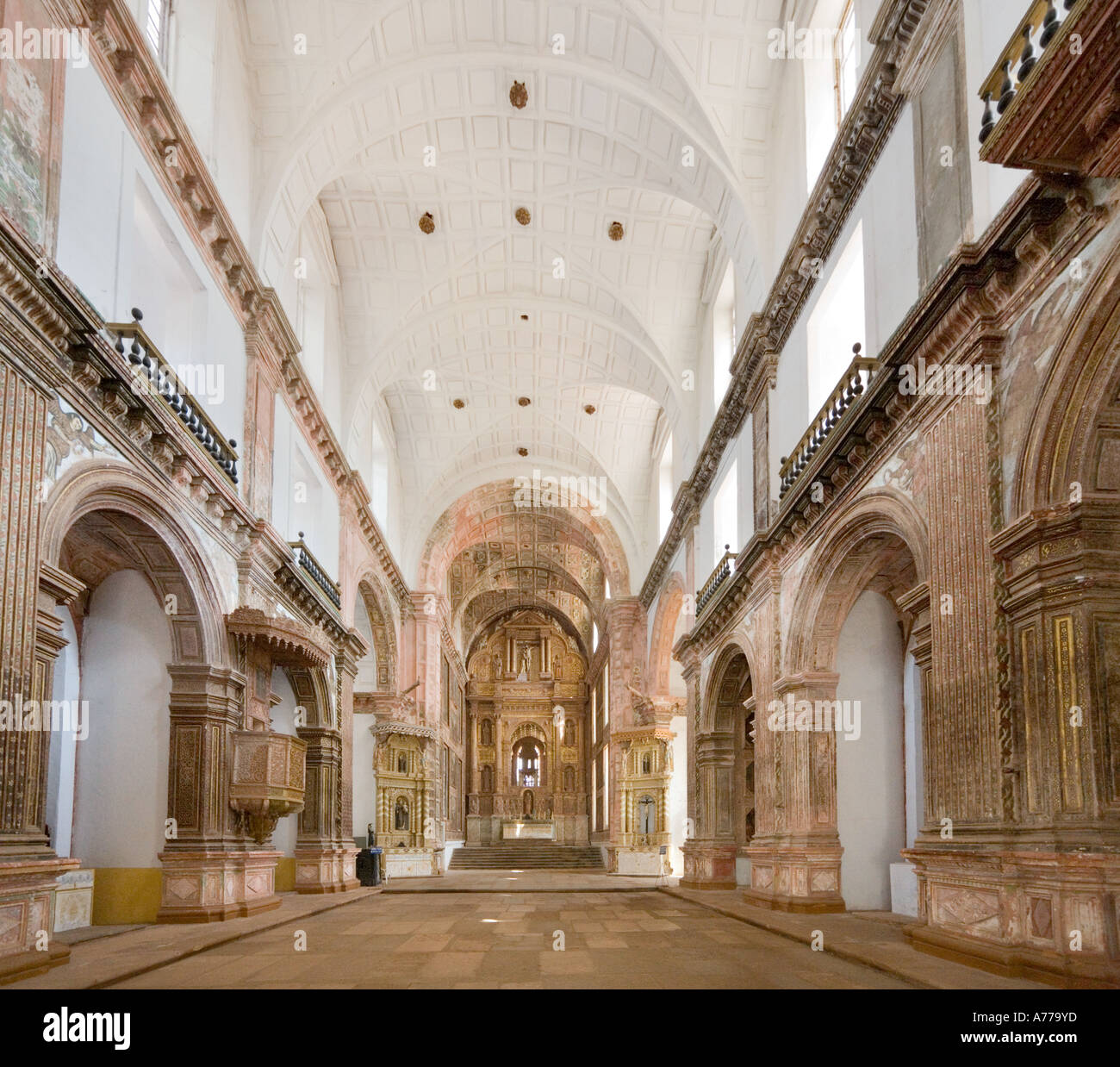 La navata centrale della chiesa di San Francesco di Assisi, Old Goa (Velha Goa), Goa, India Foto Stock