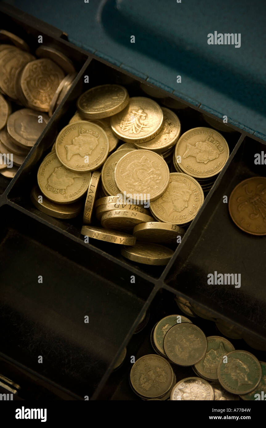 Sterlina britannica monete 1 euro in contanti fino a REGNO UNITO Foto Stock