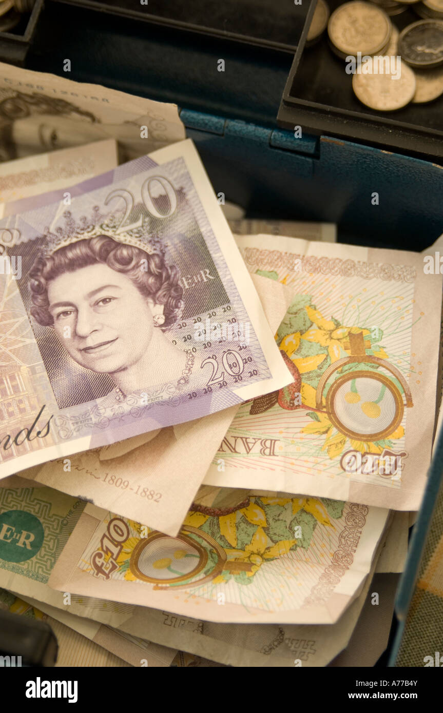 Cassa sul mercato ripiene di stallo piena di € 20 e € 10 note Foto Stock
