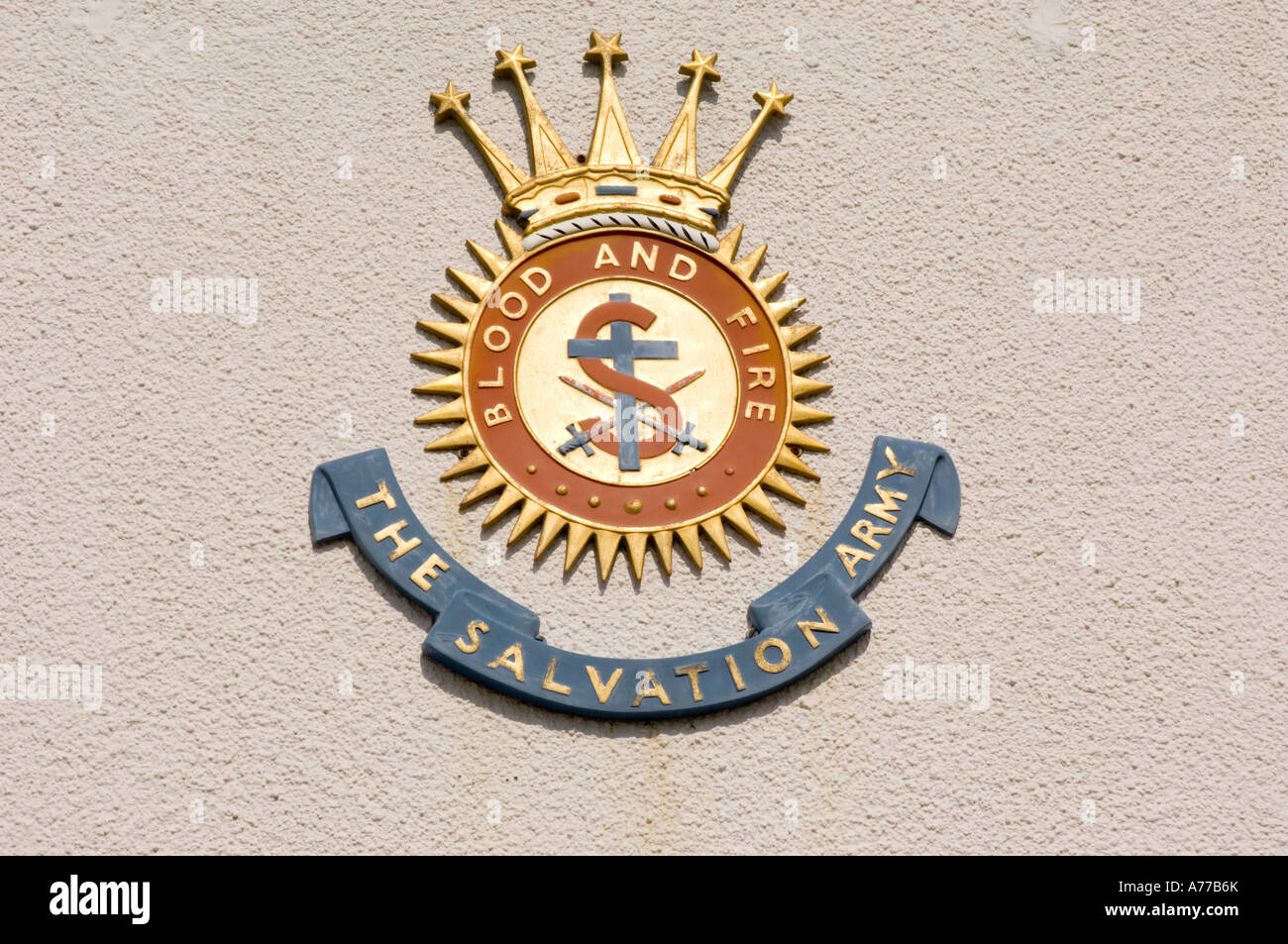L'Esercito della salvezza emblema logo sulla parete della sala riunioni esterno Foto Stock