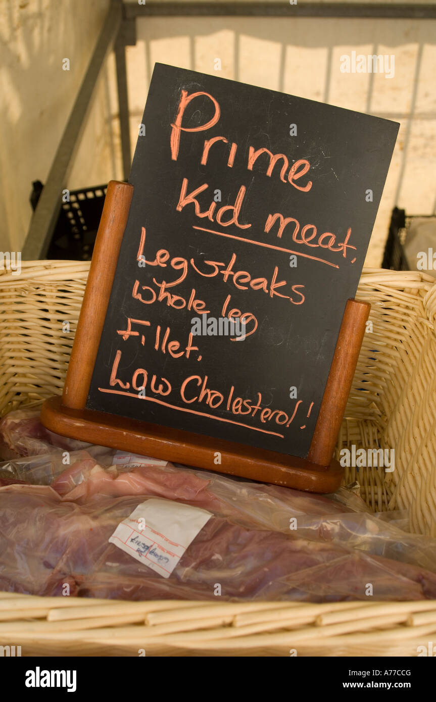 Un piccolo segno di blackboard pubblicità il primo a basso contenuto di colesterolo capretto carne per la vendita Aberystwyth Farmers Market, Wales UK Foto Stock