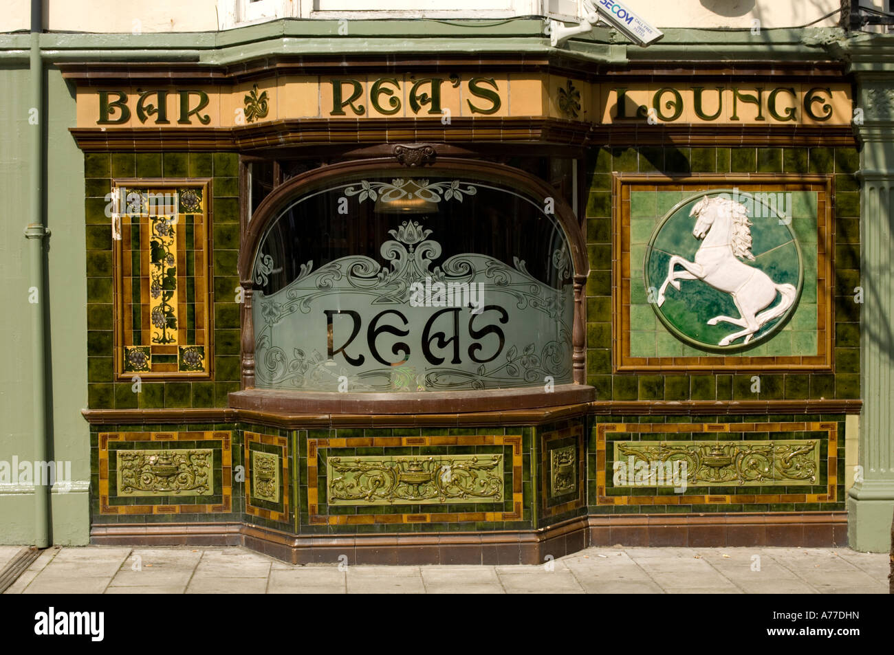 Incisi bow-window e White Horse Ceramic cartello fuori Rea del vecchio public bar pub Aberystwyth Ceredigion REGNO UNITO Galles Foto Stock
