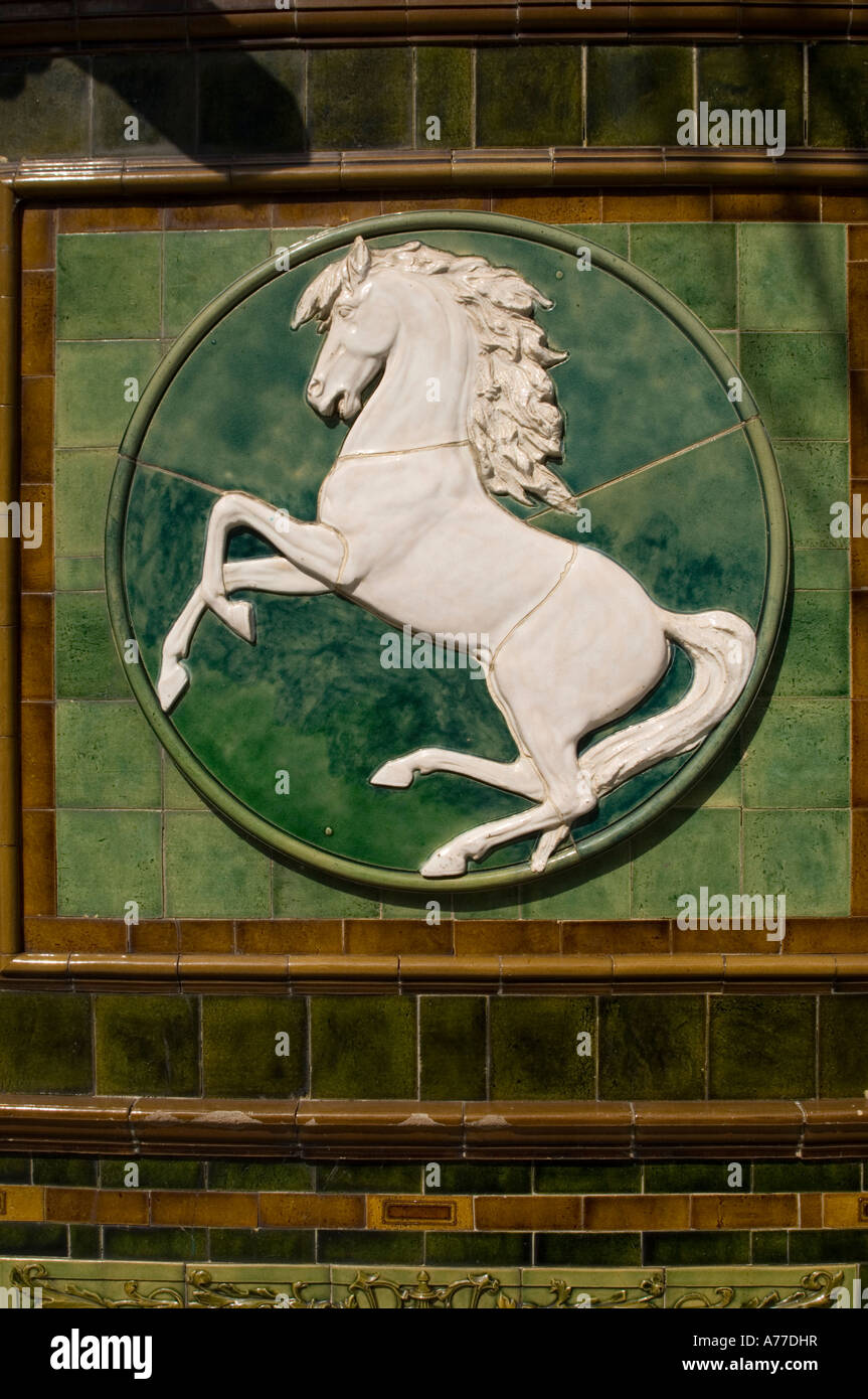 White Horse Ceramic cartello fuori Rea del vecchio public bar pub Aberystwyth Ceredigion REGNO UNITO Galles Foto Stock