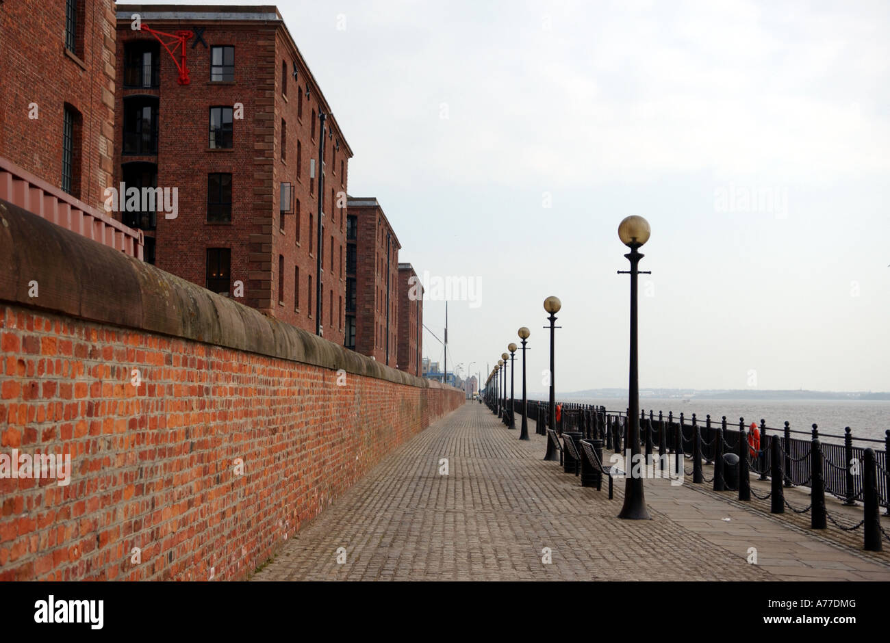 La passeggiata lungo il fiume Mersey dall'Albert Dock developement in Liverpool Regno Unito Foto Stock