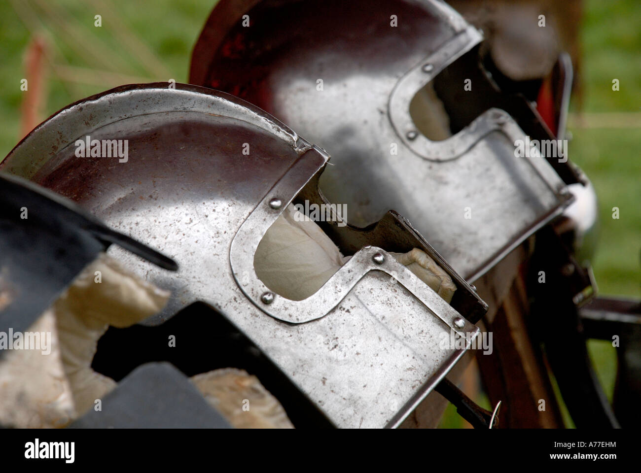 Fake battaglia medievale caschi Foto Stock