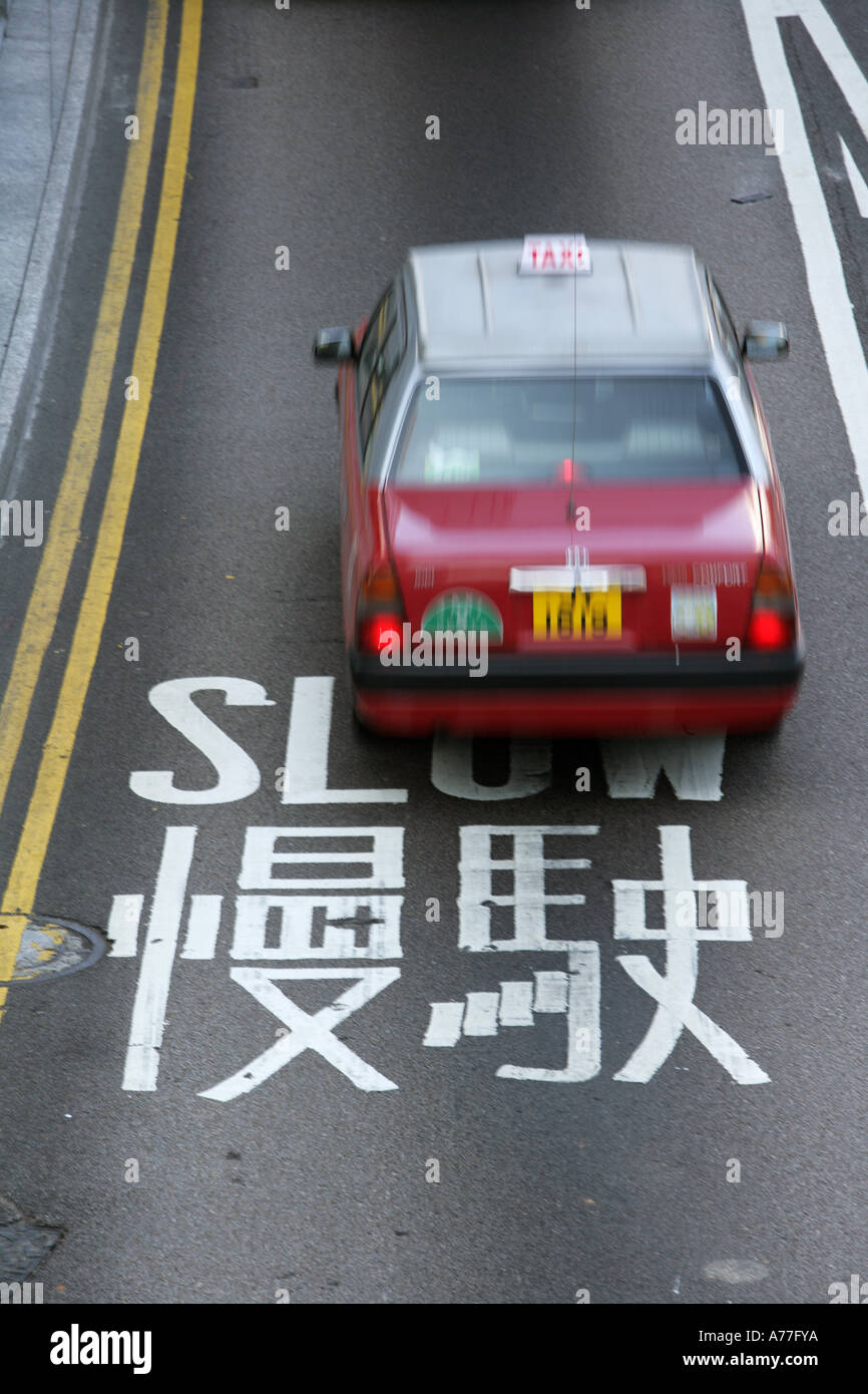 CHN Cina Hong Kong 23 02 2006 Taxi regolamenti di velocità in cinese e inglese sulla superficie della strada Foto Stock