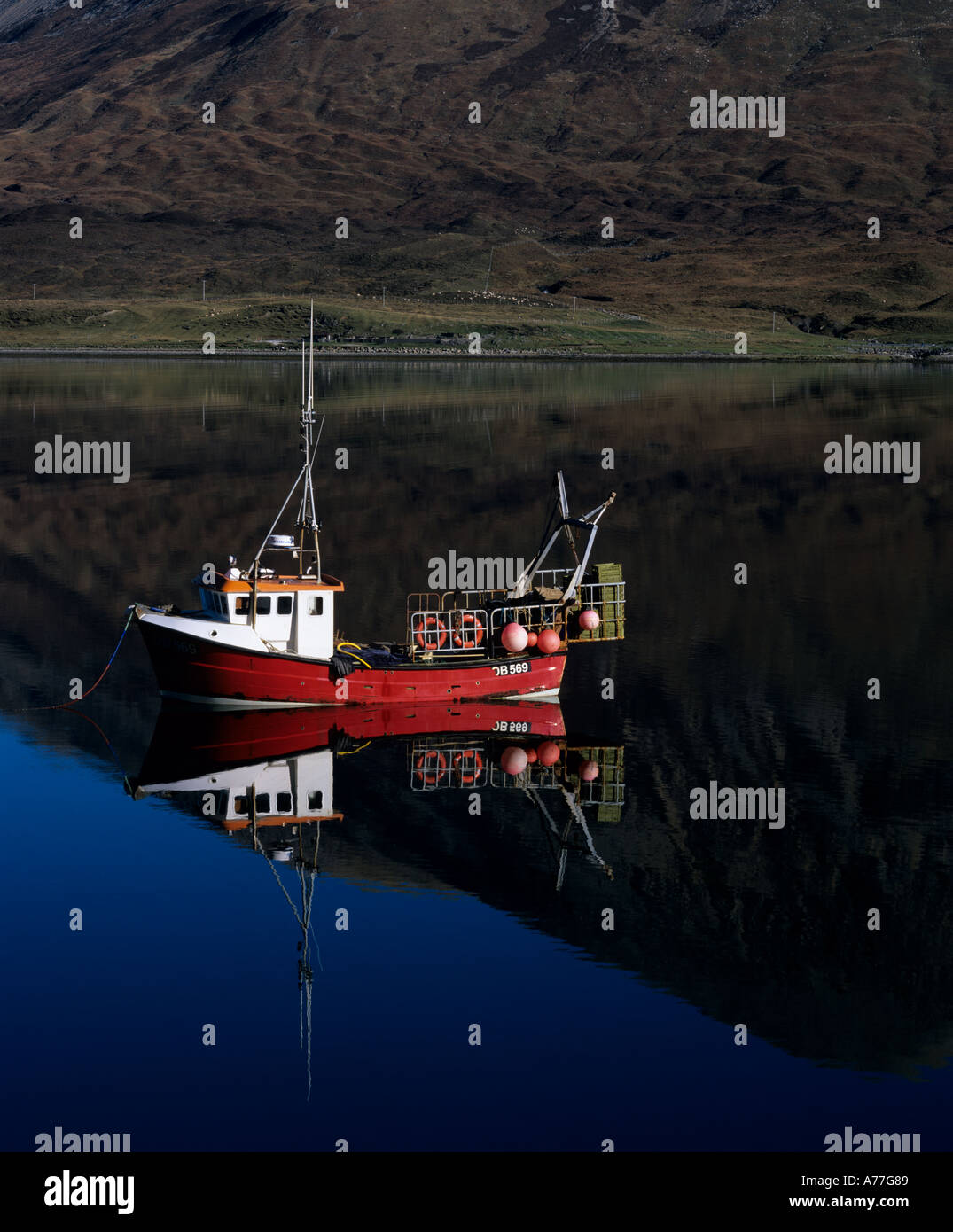 Una barca da pesca sul Loch Slapin sull'Isola di Skye. Foto Stock