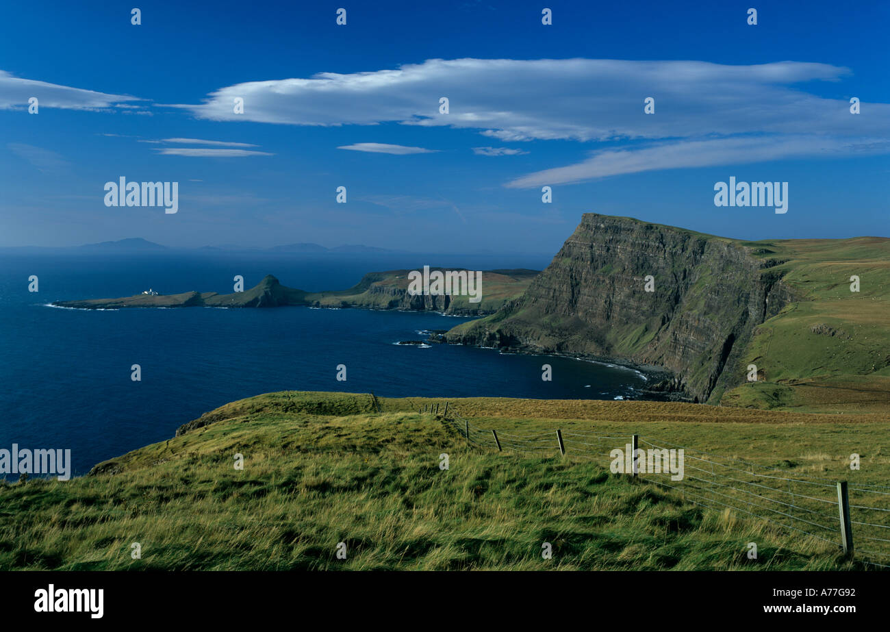 Una vista di Neist Point con Waterstein Testa e Moonen Bay sull'Isola di Skye. Foto Stock