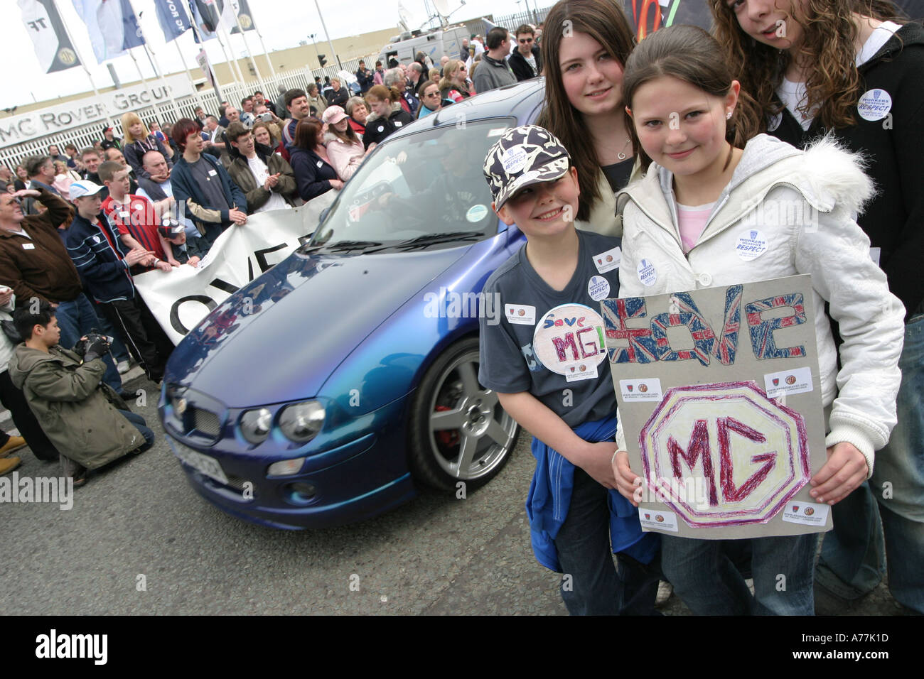 MG Rover sostenitori e i dipendenti stadio a protestare e rally al di fuori del principale Q gate, Longbridge domenica 17 aprile 2005 Foto Stock